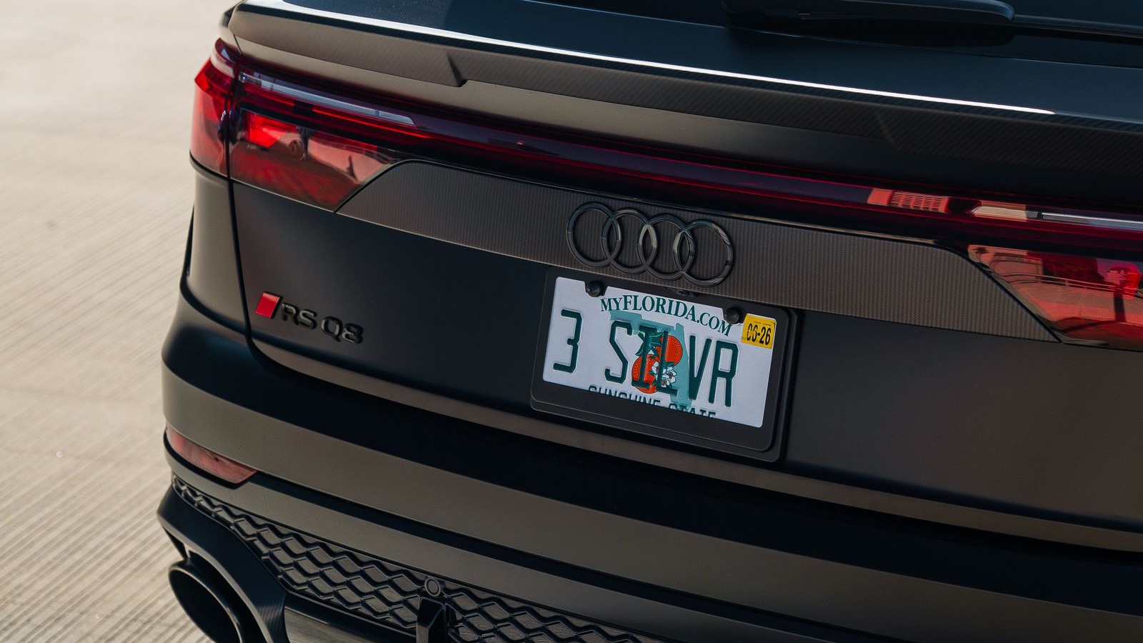 Body-worn camera footage of a suspect vehicle; Longeye detects and reads the license plate.